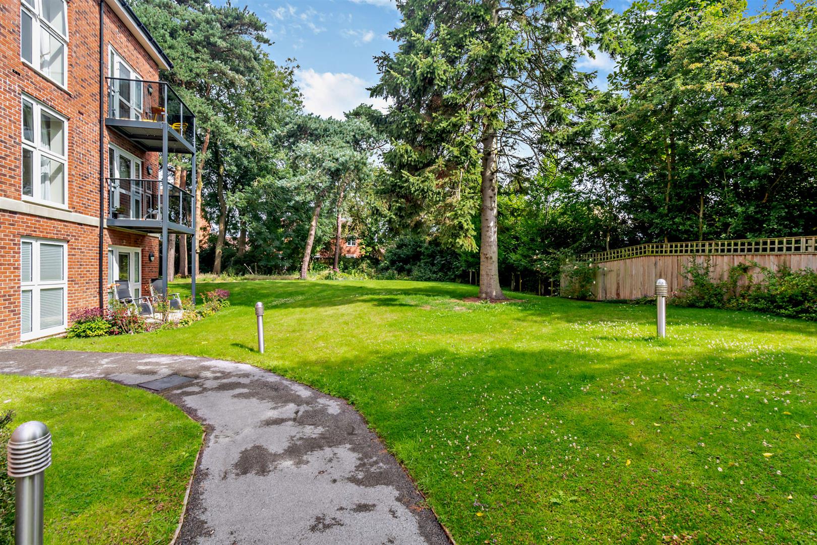 0 (7) Chestnut Court